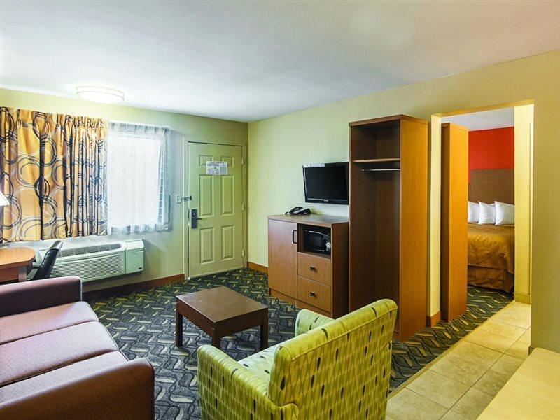 Days Inn & Suites By Wyndham Arlington Near Six Flags Экстерьер фото
